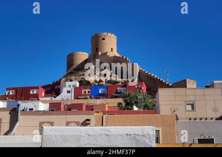 Forteresse mauresque Alcazaba dans le quartier de la Chanca avec des maisons rouges et bleues, Almeria, Andalousie, Espagne Banque D'Images