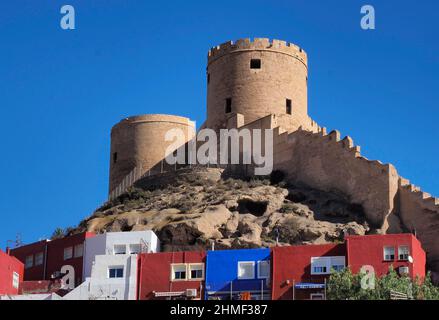 Forteresse mauresque Alcazaba dans le quartier de la Chanca avec des maisons rouges et bleues, Almeria, Andalousie, Espagne Banque D'Images