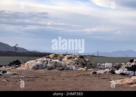 Déchets de bâches en plastique dans la cour de ferraille, point de collecte pour le plastique, recyclage du plastique Banque D'Images