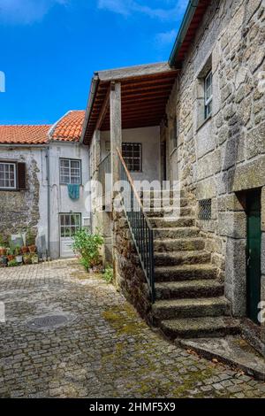 Rue étroite en galets et maisons anciennes en pierre, Trancoso, Serra da Estrela, Portugal Banque D'Images