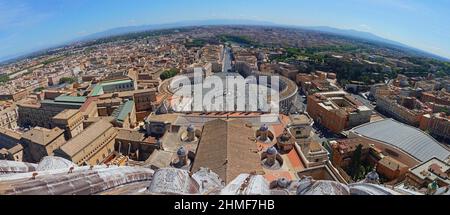 Vue depuis le dôme de la basilique Saint-Pierre ou la basilique Saint-Pierre sur la place Saint-Pierre et via della Conciliazione, État de la Cité du Vatican Banque D'Images