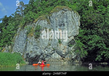 Kayakistes pagayant sur le Danube devant Amalienfelsen, Inzigkofen, Haut Danube, Vallée du Danube, comté de Sigmaringen, Bade-Wurtemberg, Allemagne Banque D'Images