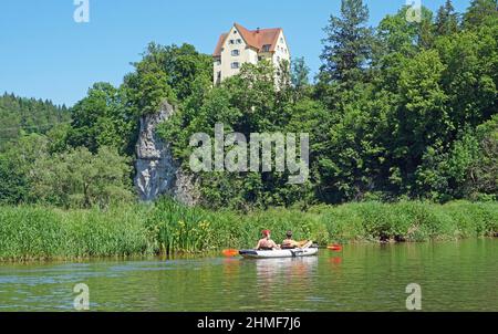 Kayakistes pagayant sur le Danube en face de l'extrémité de Gutenstein, Haut Danube, vallée du Danube, quartier de Sigmaringen, Bade-Wurtemberg, Allemagne Banque D'Images