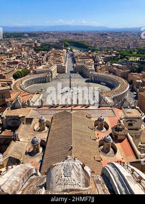 Vue depuis le dôme de la basilique Saint-Pierre ou la basilique Saint-Pierre sur la place Saint-Pierre et via della Conciliazione, État de la Cité du Vatican Banque D'Images