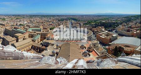 Vue depuis le dôme de la basilique Saint-Pierre ou la basilique Saint-Pierre sur la place Saint-Pierre et via della Conciliazione, État de la Cité du Vatican Banque D'Images