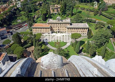 Vue depuis le dôme de la basilique San Pietro ou la basilique Saint-Pierre du palais du gouvernorat, les jardins du Vatican, l'État de la Cité du Vatican, le Vatican Banque D'Images