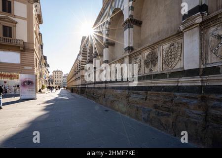 Florence, Italie. Janvier 2022. Le mur de périmètre de la basilique de Santa Maria Novella dans le centre-ville Banque D'Images