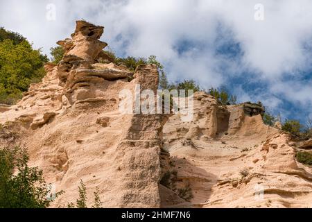 Rochers rouges avec des pinnacles et des tours appelés lame Rosse dans les montagnes Sibillini (Marche, Italie) Banque D'Images