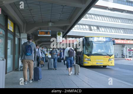 Passagers, bus, aéroport, Tegel, Reinickendorf, Berlin, Allemagne Banque D'Images