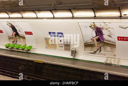 Intérieur de la station de métro Opéra dans le centre de Paris, France. Carte de Paris avec le système souterrain, les panneaux, les affiches, les chaises et l'eau potable. Banque D'Images