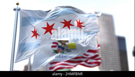 Le drapeau de la ville de Chicago agite dans le vent avec l'état de l'Illinois et les drapeaux nationaux des États-Unis flous en arrière-plan Banque D'Images