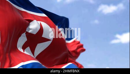 Détail du drapeau national de la Corée du Nord qui agite dans le vent par temps clair. Patriotisme. Mise au point sélective. Pays d'asie de l'est. Banque D'Images