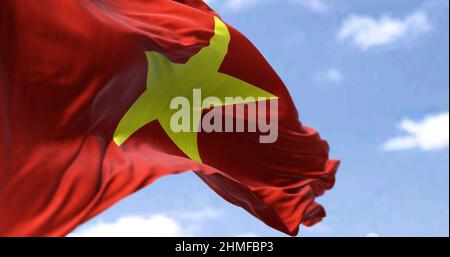 Détail du drapeau national du Vietnam qui agite dans le vent par temps clair. République socialiste. Patriotisme. Mise au point sélective. Pays d'asie du Sud-est. Banque D'Images