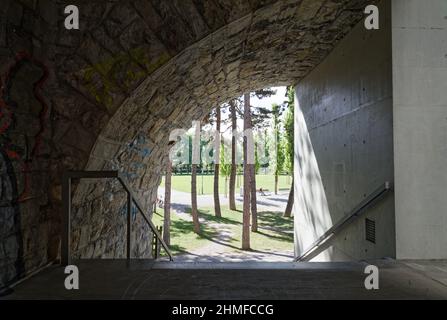 04.25.2019 zurich suisse ville dans le quartier du viaduc: mur du vieux passage souterrain mystique, rampe d'escalier avec graffiti sur le mur, vue sur josefwiese, parc Banque D'Images