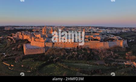 Vue aérienne de Mdina au lever du soleil Banque D'Images