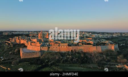 Vue aérienne de Mdina au lever du soleil Banque D'Images