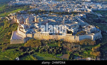 Vue aérienne de Mdina au lever du soleil Banque D'Images