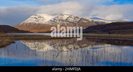 La montagne d'Arkle recouverte de neige se reflète dans Loch Stack, dans les Highlands d'Écosse Banque D'Images