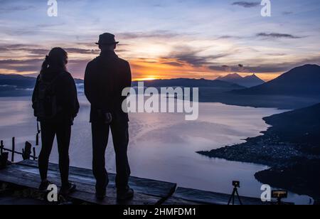 Touristes profitant du lever du soleil de la rostra Maya, lac Atitlan, Guatemala Banque D'Images