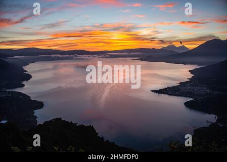 Lever du soleil au-dessus du lac Atitlan et de Fuego, volcan, Lago Atitlan, Guatemala Banque D'Images