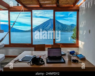 Zone de travail avec vue sur le volcan San Pedro et le lac Atitlan depuis un hamac, San Marcos, Guatemala Banque D'Images