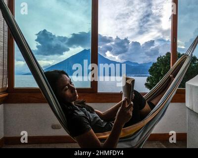 Vue sur le volcan San Pedro et le lac Atitlan depuis un hamac, San Marcos, Guatemala Banque D'Images