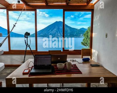 Zone de travail avec vue sur le volcan San Pedro et le lac Atitlan depuis un hamac, San Marcos, Guatemala Banque D'Images