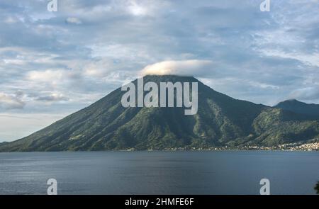 Vue sur le volcan San Pedro et le lac Atitlan, Solola, Guatemala Banque D'Images