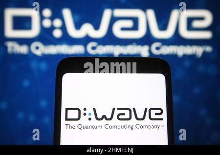 Ukraine. 09th févr. 2022. Dans cette illustration, le logo D-Wave Systems Inc. D'une société canadienne d'informatique quantique est visible sur un écran de smartphone. (Photo de Pavlo Gonchar/SOPA Images/Sipa USA) crédit: SIPA USA/Alay Live News Banque D'Images