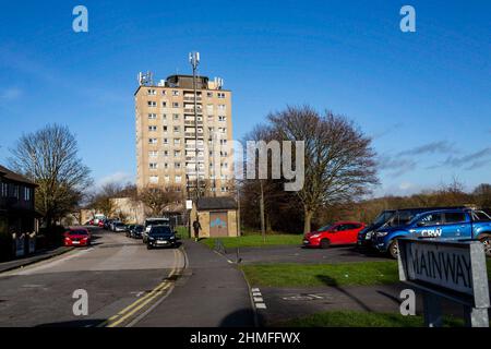 Mainway, Lancaster, Royaume-Uni. 9th févr. 2022. L'acquisition du Skerton High Scool vide, situé à côté de la propriété Mainway, est considérée comme un élément clé du réaménagement de la propriété 1960. Le conseil municipal a également approuvé la phase 1 accélérée qui permettra la modernisation des appartements de Lune et Derby Houses Credit: PN News/Alay Live News Banque D'Images