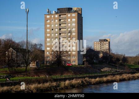 Mainway, Lancaster, Royaume-Uni. 9th févr. 2022. L'acquisition du Skerton High Scool vide, situé à côté de la propriété Mainway, est considérée comme un élément clé du réaménagement de la propriété 1960. Le conseil municipal a également approuvé la phase 1 accélérée qui permettra la modernisation des appartements de Lune et Derby Houses Credit: PN News/Alay Live News Banque D'Images