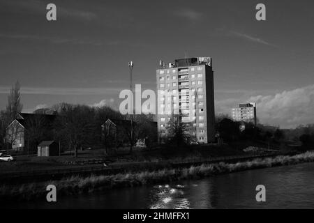 Mainway, Lancaster, Royaume-Uni. 9th févr. 2022. L'acquisition du Skerton High Scool vide, situé à côté de la propriété Mainway, est considérée comme un élément clé du réaménagement de la propriété 1960. Le conseil municipal a également approuvé la phase 1 accélérée qui permettra la modernisation des appartements de Lune et Derby Houses Credit: PN News/Alay Live News Banque D'Images