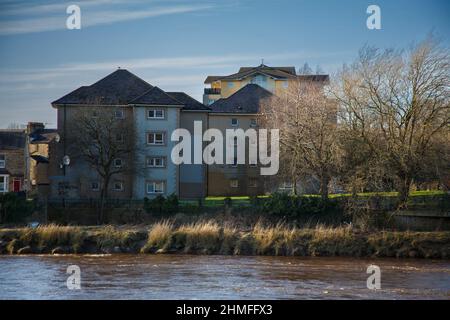 Mainway, Lancaster, Royaume-Uni. 9th févr. 2022. L'acquisition du Skerton High Scool vide, situé à côté de la propriété Mainway, est considérée comme un élément clé du réaménagement de la propriété 1960. Le conseil municipal a également approuvé la phase 1 accélérée qui permettra la modernisation des appartements de Lune et Derby Houses Credit: PN News/Alay Live News Banque D'Images