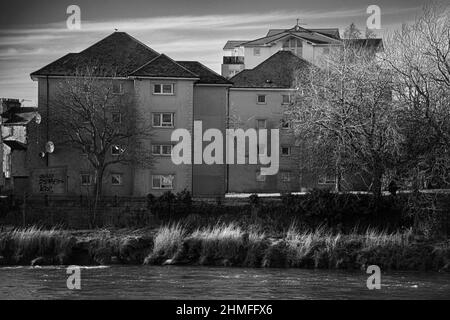 Mainway, Lancaster, Royaume-Uni. 9th févr. 2022. L'acquisition du Skerton High Scool vide, situé à côté de la propriété Mainway, est considérée comme un élément clé du réaménagement de la propriété 1960. Le conseil municipal a également approuvé la phase 1 accélérée qui permettra la modernisation des appartements de Lune et Derby Houses Credit: PN News/Alay Live News Banque D'Images