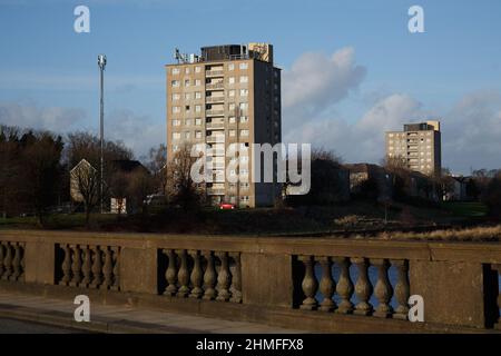 Mainway, Lancaster, Royaume-Uni. 9th févr. 2022. L'acquisition du Skerton High Scool vide, situé à côté de la propriété Mainway, est considérée comme un élément clé du réaménagement de la propriété 1960. Le conseil municipal a également approuvé la phase 1 accélérée qui permettra la modernisation des appartements de Lune et Derby Houses Credit: PN News/Alay Live News Banque D'Images