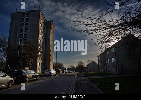 Mainway, Lancaster, Royaume-Uni. 9th févr. 2022. L'acquisition du Skerton High Scool vide, situé à côté de la propriété Mainway, est considérée comme un élément clé du réaménagement de la propriété 1960. Le conseil municipal a également approuvé la phase 1 accélérée qui permettra la modernisation des appartements de Lune et Derby Houses Credit: PN News/Alay Live News Banque D'Images