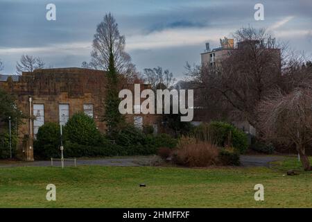 Mainway, Lancaster, Royaume-Uni. 9th févr. 2022. L'acquisition du Skerton High Scool vide, situé à côté de la propriété Mainway, est considérée comme un élément clé du réaménagement de la propriété 1960. Le conseil municipal a également approuvé la phase 1 accélérée qui permettra la modernisation des appartements de Lune et Derby Houses Credit: PN News/Alay Live News Banque D'Images