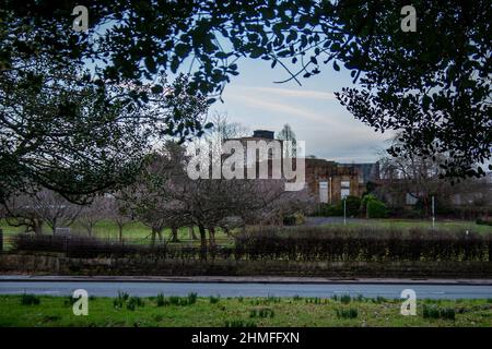 Mainway, Lancaster, Royaume-Uni. 9th févr. 2022. L'acquisition du Skerton High Scool vide, situé à côté de la propriété Mainway, est considérée comme un élément clé du réaménagement de la propriété 1960. Le conseil municipal a également approuvé la phase 1 accélérée qui permettra la modernisation des appartements de Lune et Derby Houses Credit: PN News/Alay Live News Banque D'Images