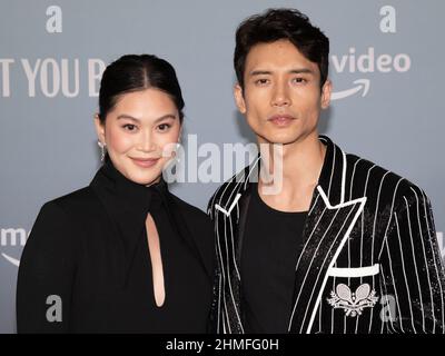 8 février 2022, Los Angeles, Californie, États-Unis: Dianne Doan et Manny Jacinto assistent à la première de Los Angeles d'Amazon Prime ''I want You Back' (Credit image: © Billy Bennight/ZUMA Press Wire) Banque D'Images