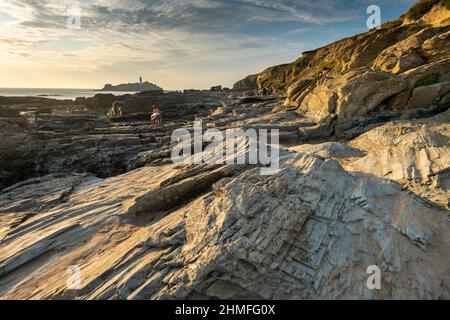 Godrevy,Cornouailles,Angleterre-juillet 22nd 2021: Les familles apprécient le soleil chaud et ensoleillé de l'après-midi d'été, tout en explorant les criques de plage et les piscines de rochers, avec Godrevy Banque D'Images
