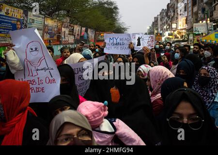 New Delhi, Inde. 09th févr. 2022. Les musulmanes tiennent des pancartes lorsqu'elles participent à une marche organisée par l'Inde Majlis-e-Ittehadul Muslimeen (AIMIM) contre l'interdiction récente du hijab dans les écoles et les collèges de l'État de Karnataka, à Shaheen Bagh. (Photo de Mohsin Javed/Pacific Press) Credit: Pacific Press Media production Corp./Alay Live News Banque D'Images