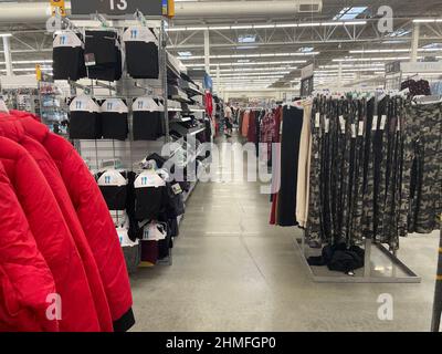 Augusta, GA USA - 01 02 22: Walmart Supercenter intérieur personnes dans la distance Banque D'Images