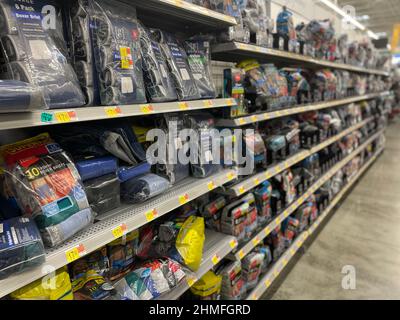 Augusta, GA USA - 01 02 22: Walmart Supercenter Interior caleçons pour hommes Banque D'Images