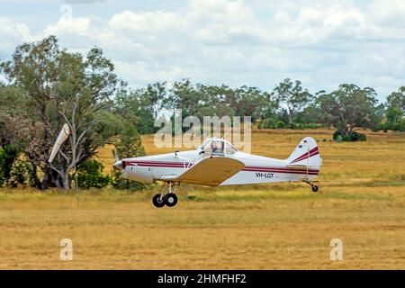 Piper PA-25-235 l'avion de remorquage Pawnee Glider se lève au Lake Keepit Soaring Club Gunnedah Australie. Banque D'Images