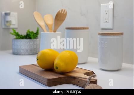 citrons sur la planche à découper dans la cuisine Banque D'Images