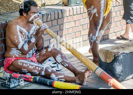 Sydney Australie, Circular Quay, homme aborigène aborigène aborigène aborigène aborigène aborigène, jouant à la peinture du corps du didgeridoo Banque D'Images