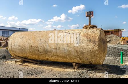 Ancien réservoir d'huile minérale sale excavé prêt pour la récupération. Banque D'Images