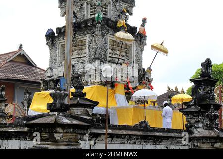 Prêtre hindou effectuant un rituel au Temple Jagatnatha à Denpasar, Bali. Pris en janvier 2022. Banque D'Images