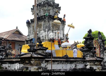 Prêtre hindou effectuant un rituel au Temple Jagatnatha à Denpasar, Bali. Pris en janvier 2022. Banque D'Images