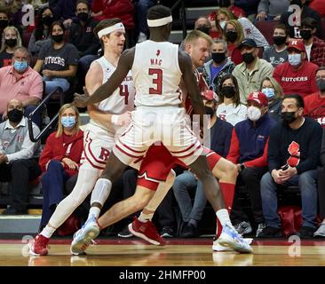Piscataway, New Jersey, États-Unis. 9th févr. 2022. Rutgers Scarlet Knights Guard Paul Mulcahy (4) et Forward Mawot Mag (3) piège Ohio State Buckees avance Justin Ahrens (10) dans la première moitié pendant l'action Big Ten basketball entre les Buckees de l'Ohio State et les Rutgers Scarlet Knights à la stade de Jersey Mikes à Piscataway, New Jersey le mercredi 9 2022 février. Rutgers défaites #16 Ohio State 66-64. Duncan Williams/CSM/Alamy Live News Banque D'Images